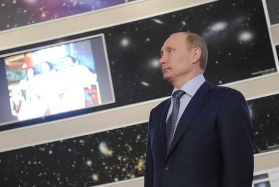 Vladimir Putin visits Moscow planetarium on Cosmonautics Day