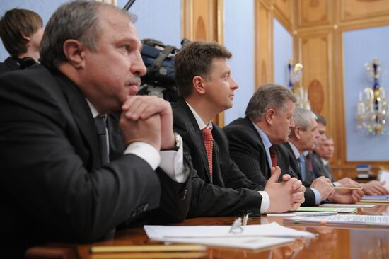 Vladimir Putin holds meeting on continental shelf development