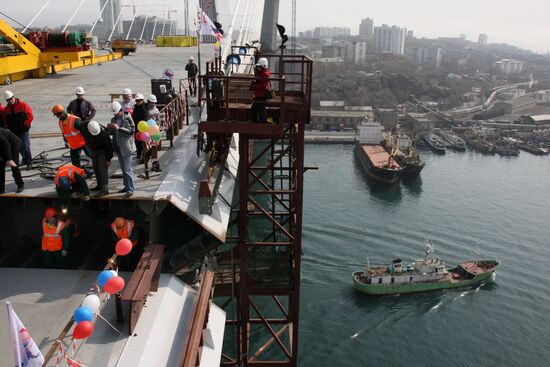 Last span connected in bridge over Golden Horn Bay, Vladivostok