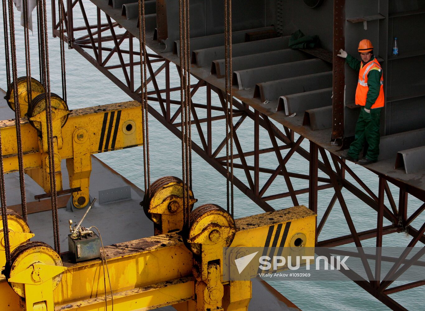 Last span connected in bridge over Golden Horn Bay, Vladivostok