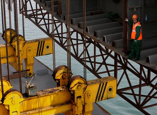 Last span connected in bridge over Golden Horn Bay, Vladivostok