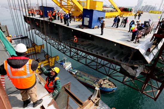 Last span connected in bridge over Golden Horn Bay, Vladivostok