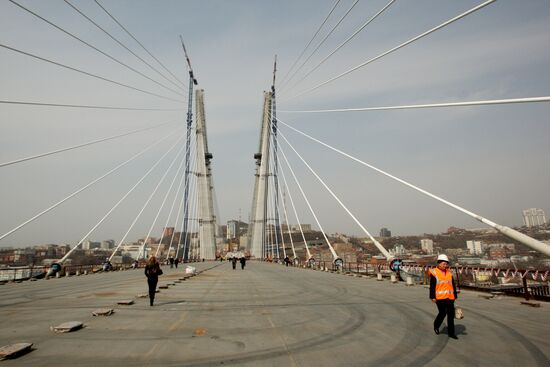 Last span connected in bridge over Golden Horn Bay, Vladivostok