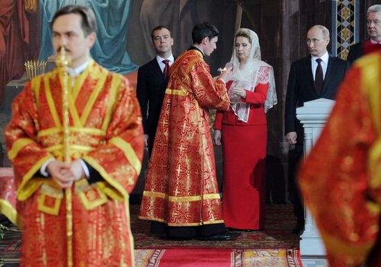 Medvedev and Putin at Christ the Savior Cathedral in Moscow
