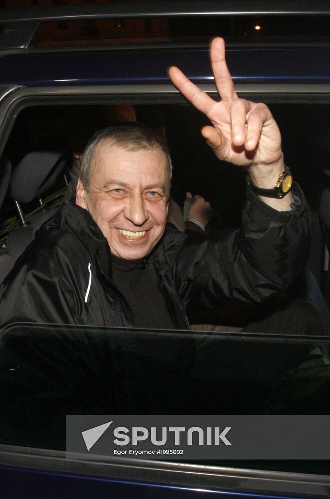 Andrei Sannikov arrives in Minsk from penal colony