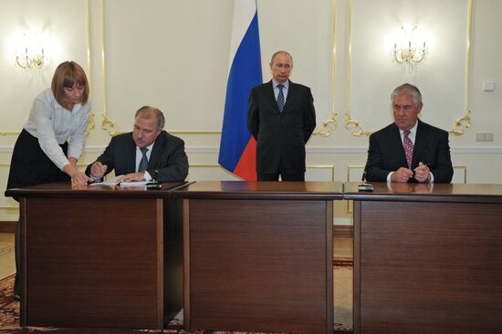 Vladimir Putin meets with ExxonMobil CEO Rex Tillerson