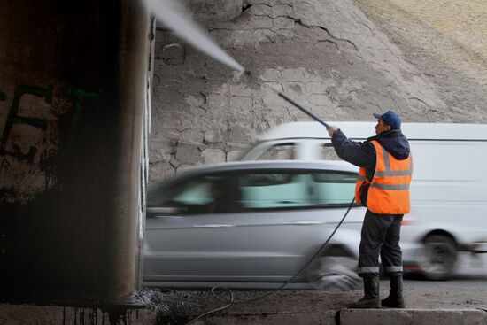 Repairing roads in Omsk