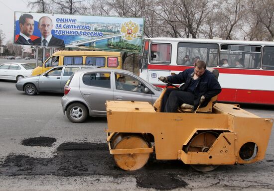 Repairing roads in Omsk