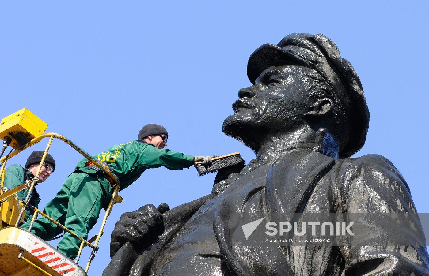 Cleaning monument to Vladimir Lenin, Krasnoyarsk