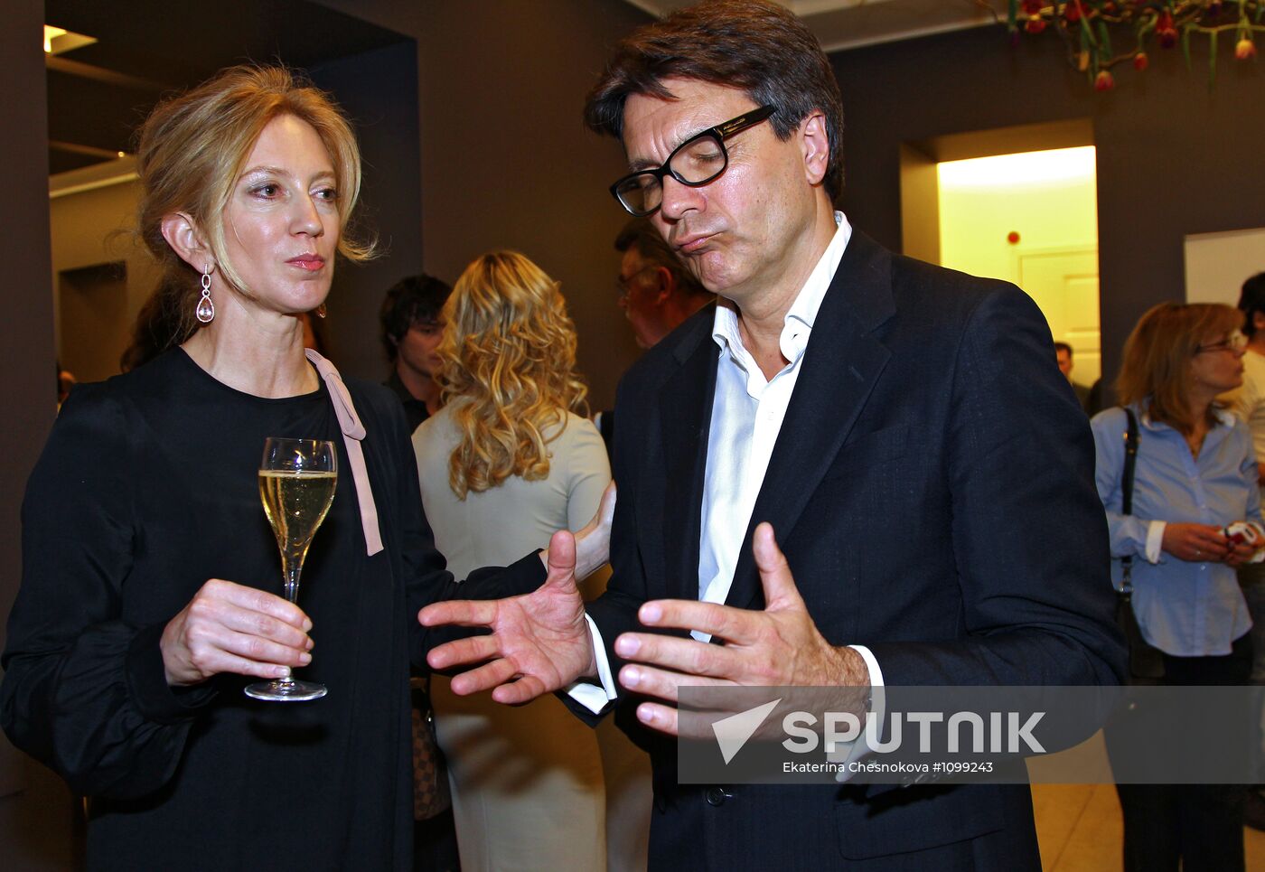 Presentation of "Everything About Eve", a book of SNOB Project