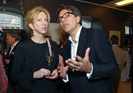 Presentation of "Everything About Eve", a book of SNOB Project