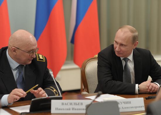 Vladimir Putin meets with members of Antarctic expedition