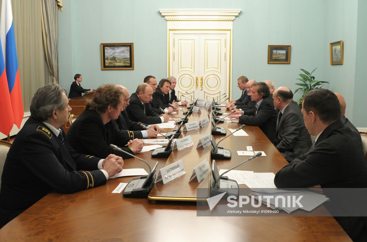 Vladimir Putin meets with members of Antarctic expedition