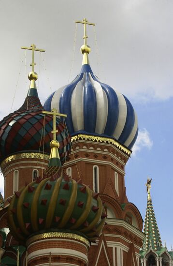 ST BASIL'S CATHEDRAL CUPOLAS 