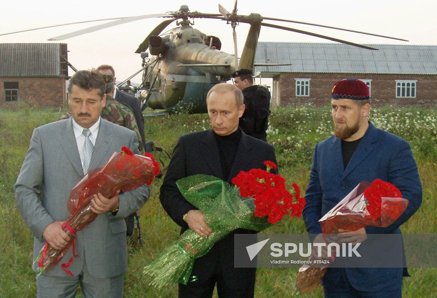 PUTIN KADYROV ALKHANOV TSENTOROI GRAVE KADYROV