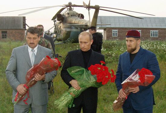 PUTIN KADYROV ALKHANOV  TSENTOROI GRAVE KADYROV