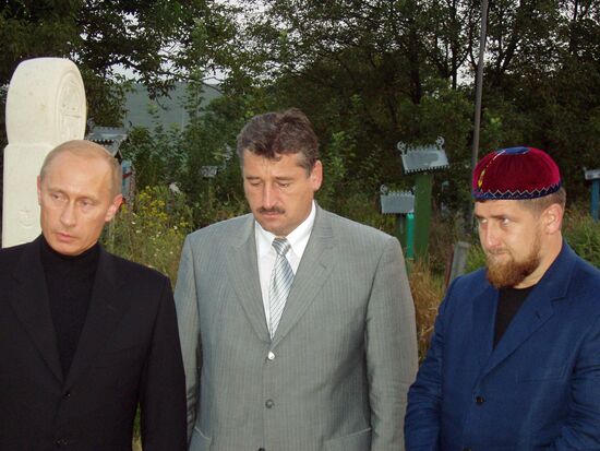 PUTIN ALKHANOV KADYROV GRAVE
