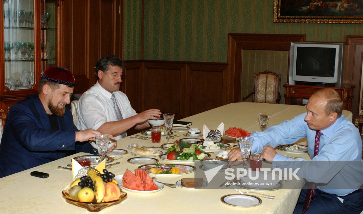 PUTIN ALKHANOV KADYROV BREAKFAST