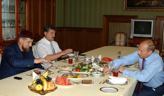 PUTIN ALKHANOV KADYROV BREAKFAST