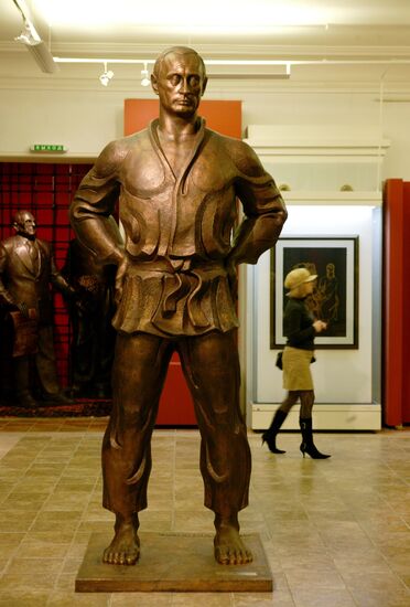 PUTIN STATUE 