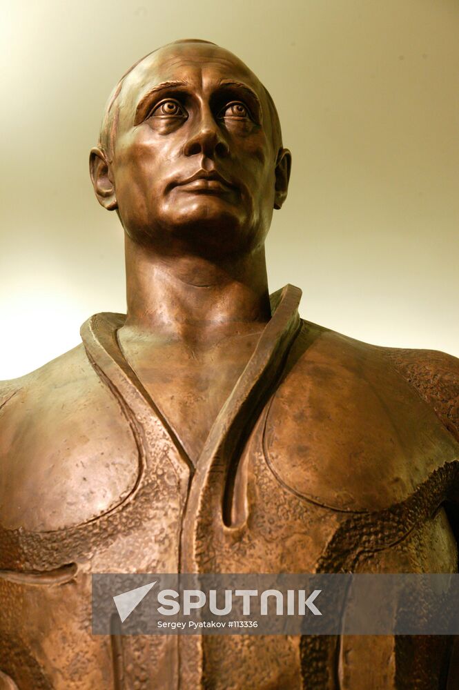 PUTIN STATUE