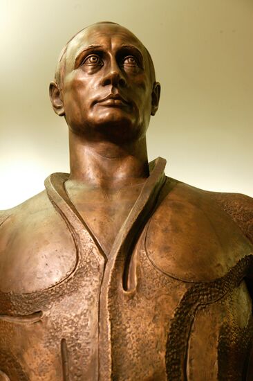 PUTIN STATUE