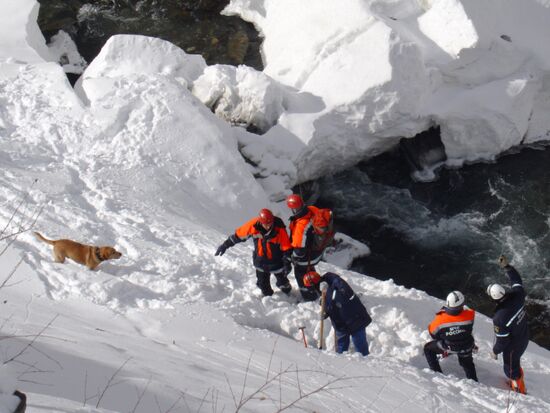 EMERGENCIES MINISTRY RESCUERS AVALANCHING CLEAN-UP