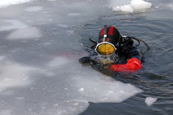 MOSKVA RIVER DIVER WINTER CLEANING
