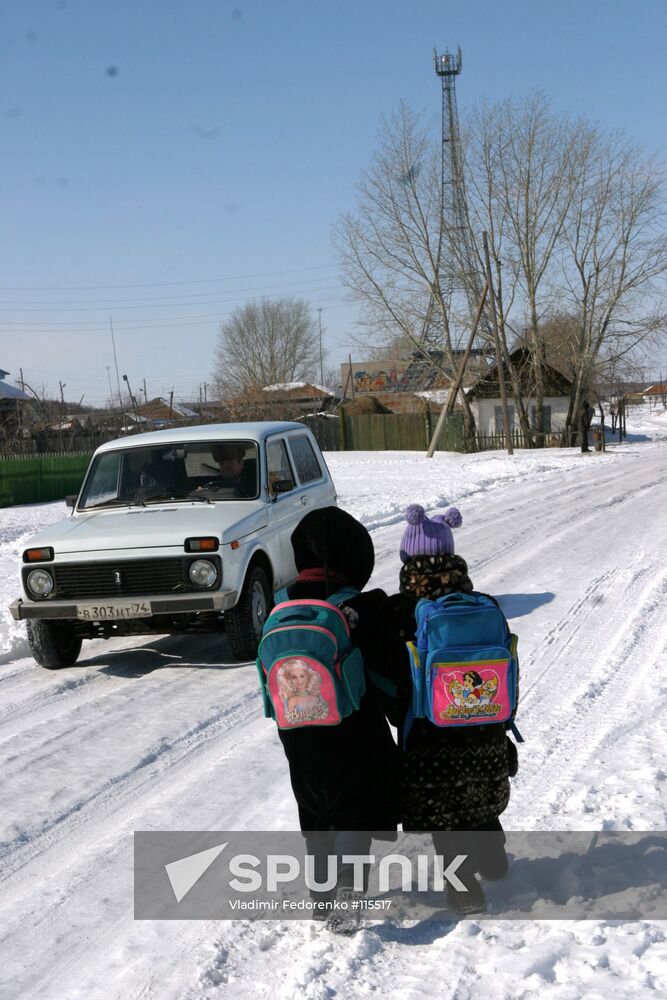 VILLAGE CHILDREN WINTER CAR