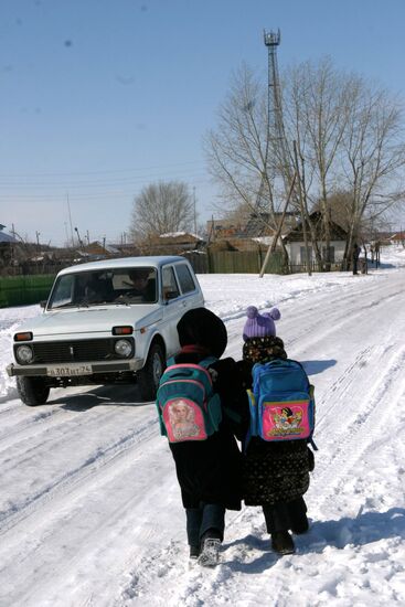 VILLAGE CHILDREN WINTER CAR