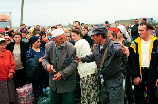 CHECKING DOCUMENTS BORDER