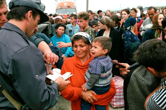 CHECKING DOCUMENTS BORDER