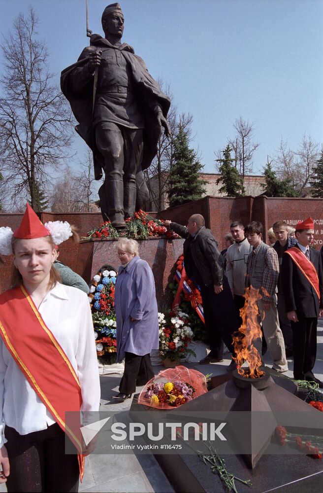 MONUMENT ZELENOGRAD SOLDIER STATUE