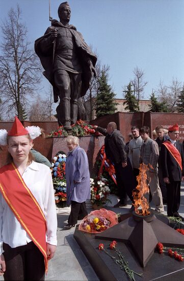 MONUMENT ZELENOGRAD SOLDIER STATUE