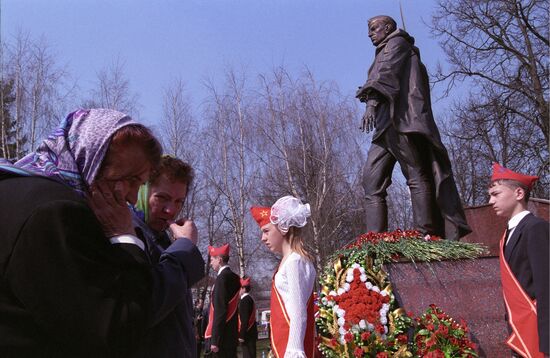 MONUMENT ZELENOGRAD SOLDIER STATUE