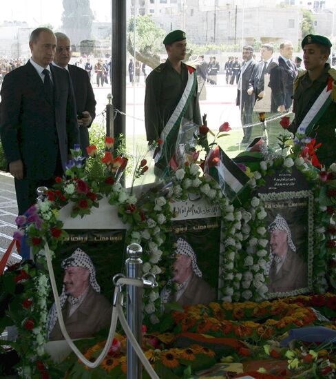 PUTIN ABBAS GRAVE ARAFAT