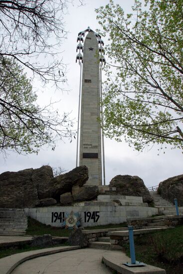 MEMORIAL COMPLEX OBELISK