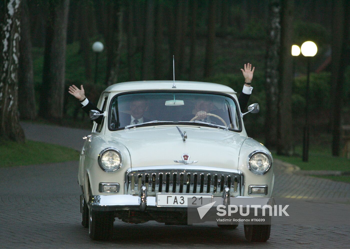 PUTIN BUSH VOLGA CAR
