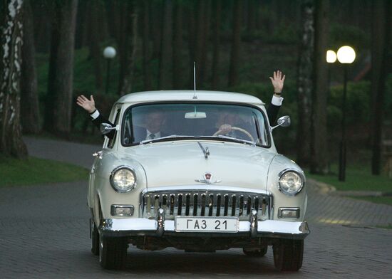 PUTIN BUSH VOLGA CAR