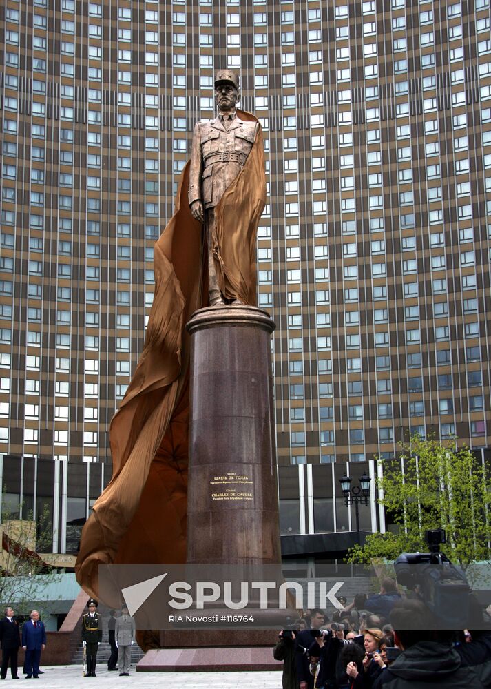 MONUMENT CHARLES DE GAULLE HOTEL COSMOS