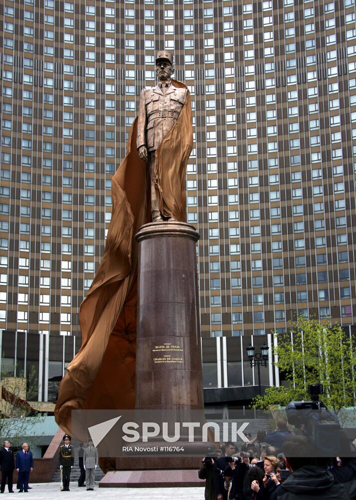 MONUMENT CHARLES DE GAULLE HOTEL COSMOS