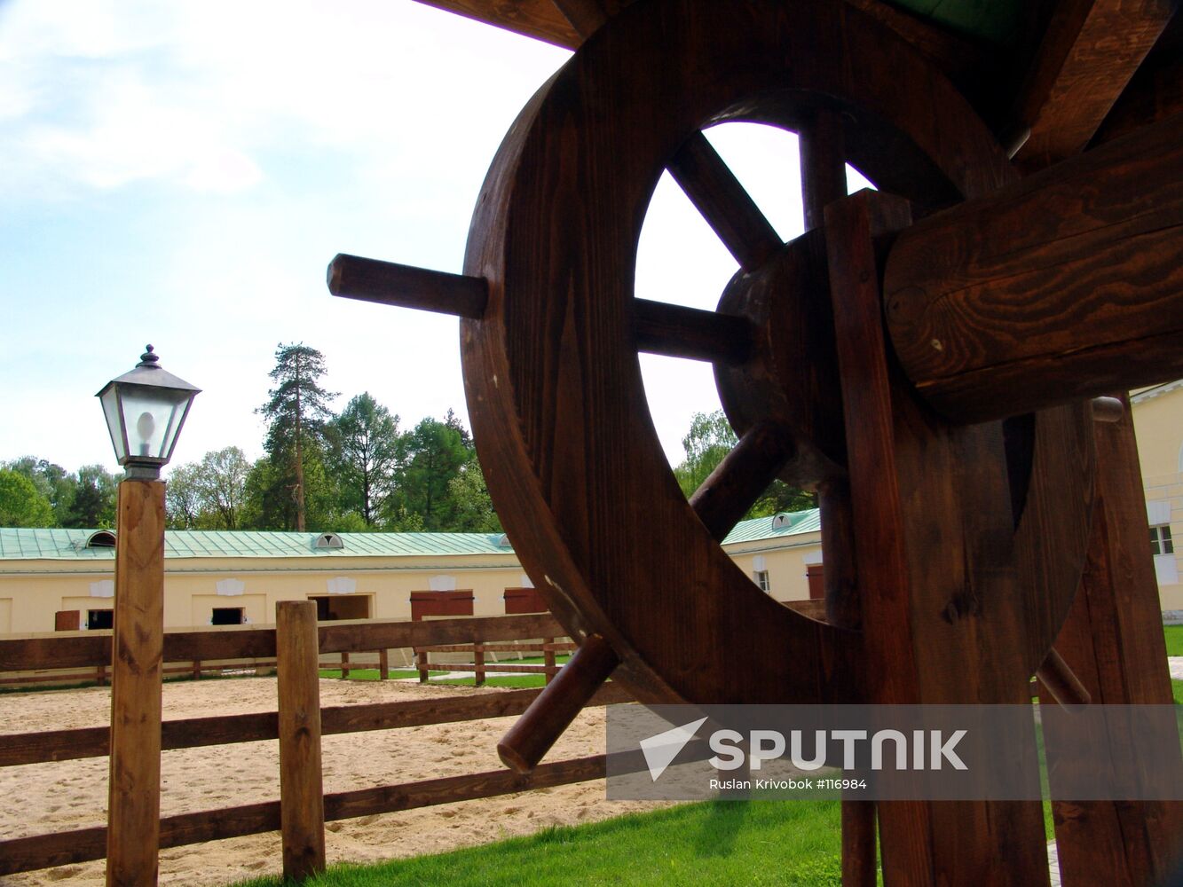 EXPOSITION STABLE YARD KUZMINKI ESTATE