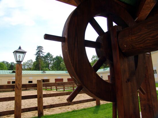 EXPOSITION STABLE YARD KUZMINKI ESTATE