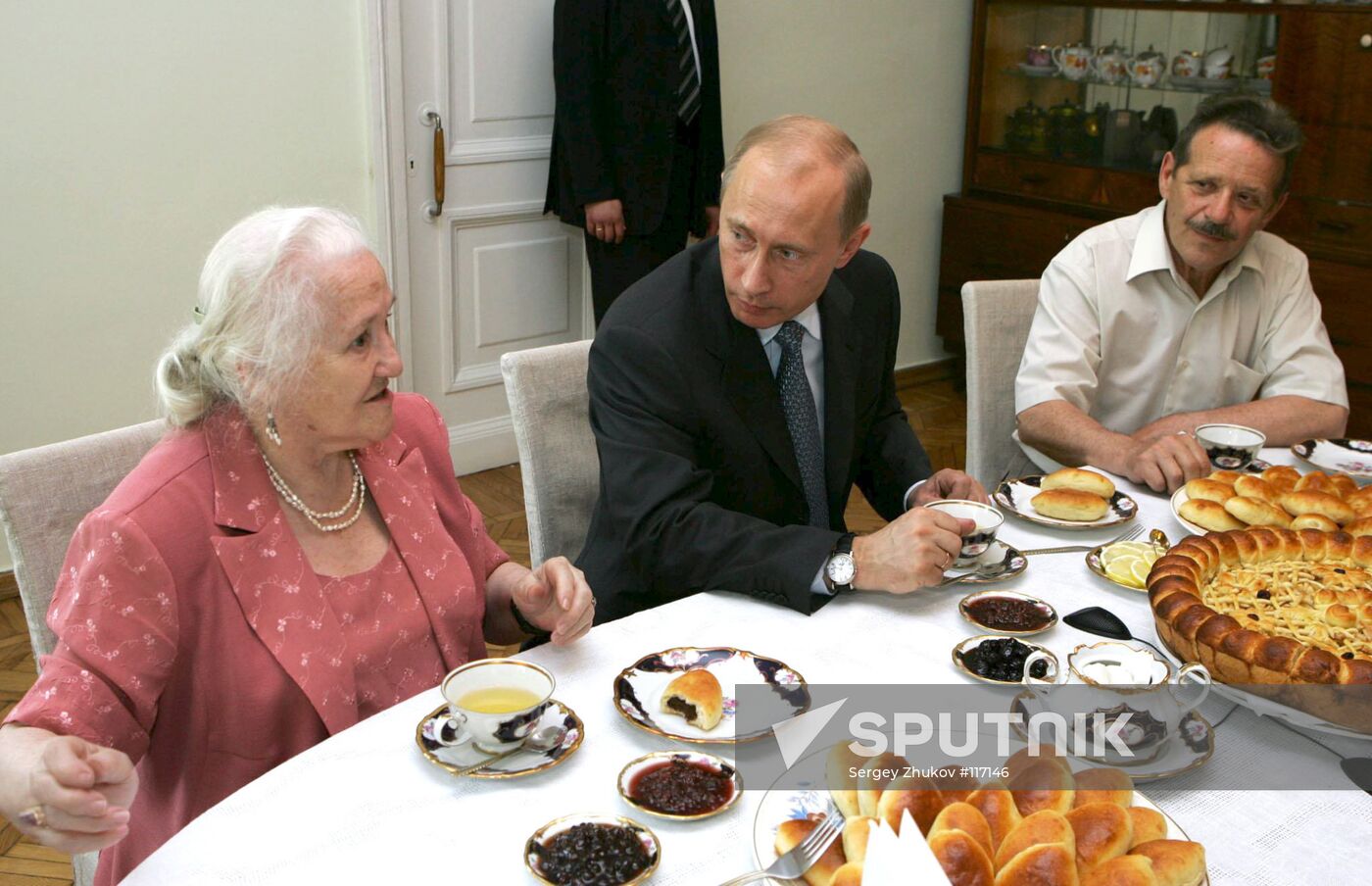 PUTIN SHOLOKHOV'S CHILDREN TEA PARTY