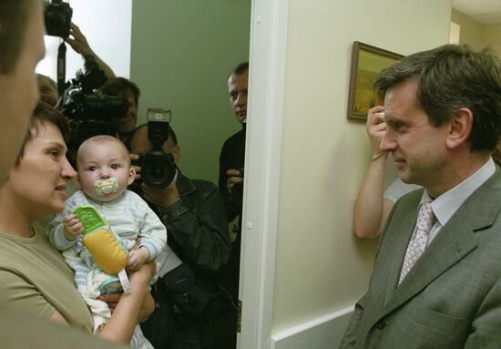 ZURABOV VISIT CHILDREN'S HEALTH CENTER