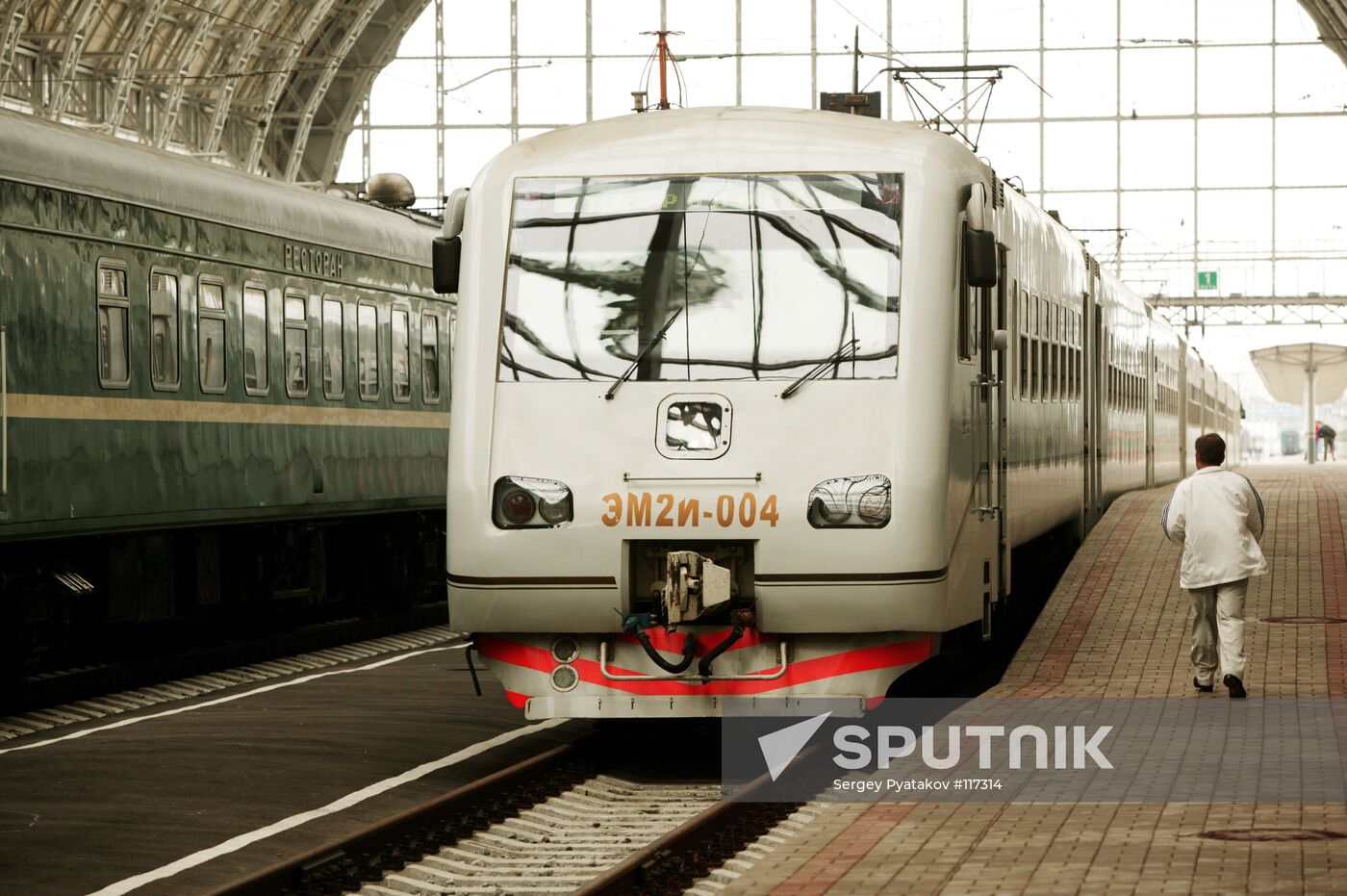 HIGH-SPEED ELECTRIC TRAIN  KIEVSKY RAILWAY TERMINAL 