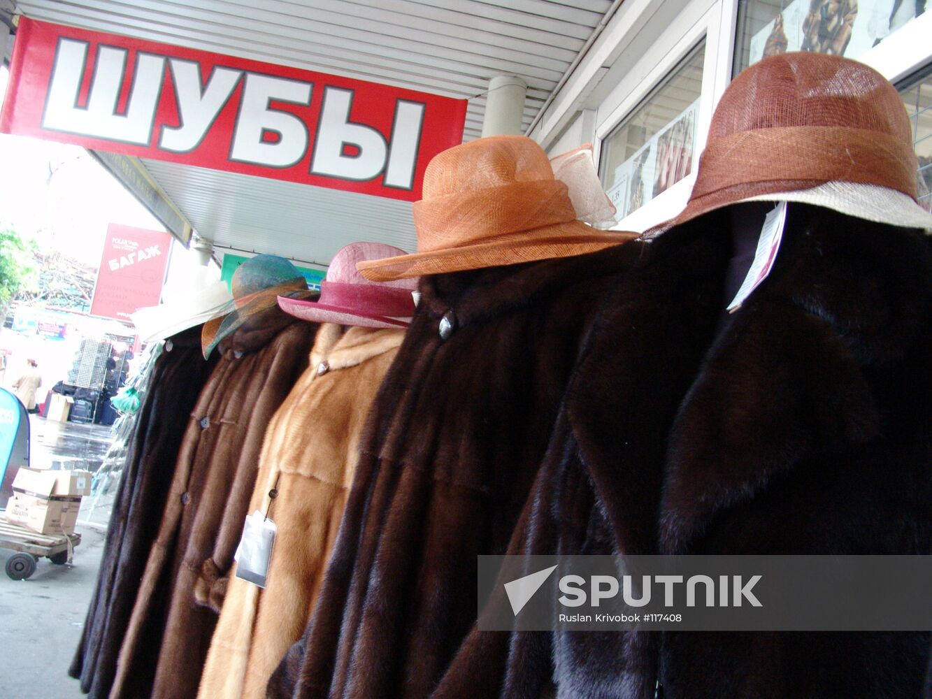 LUZHNIKI CLOTHES MARKET FUR-COATS HATS 