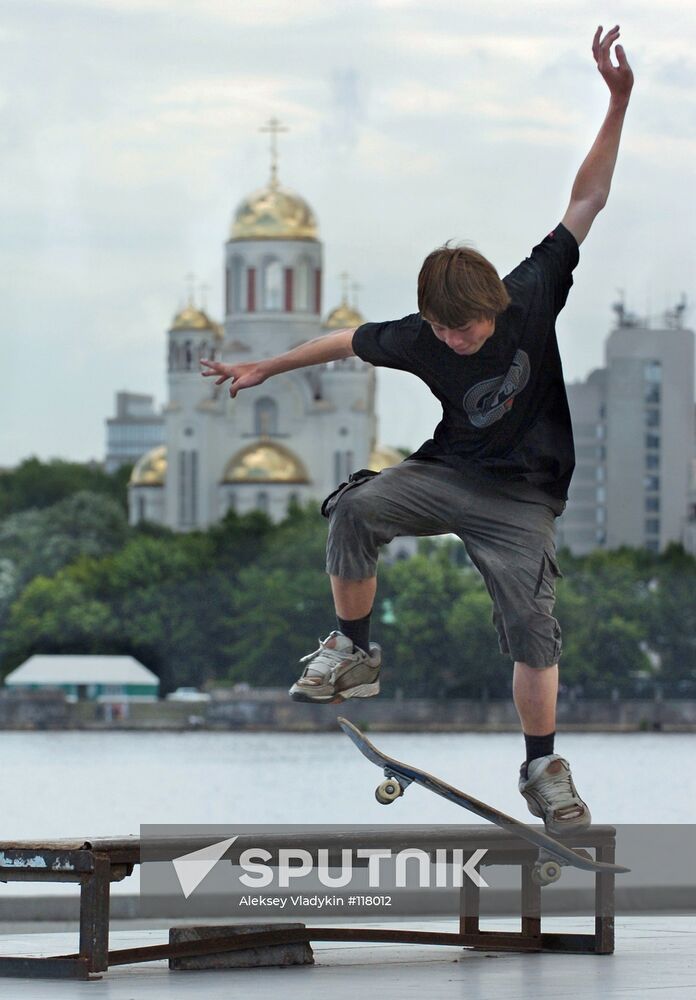 EMBANKMENT ISET RIVER SKATEBOARD RIDER  