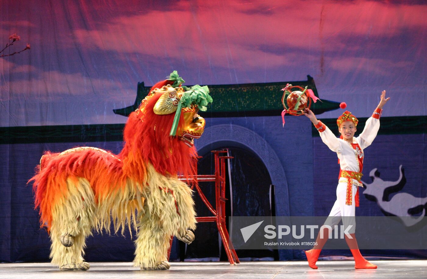CHINESE CIRCUS'S TOUR OF MOSCOW.
