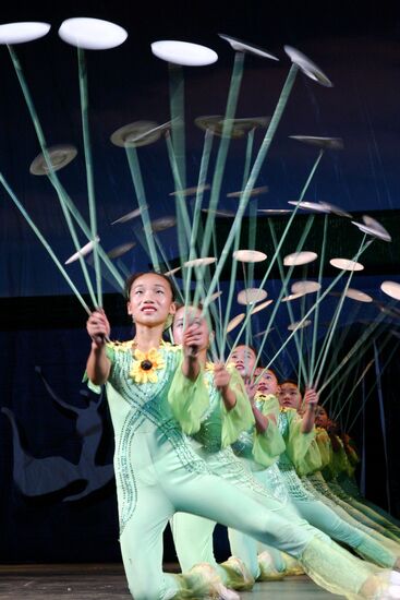 CHINESE CIRCUS'S TOUR OF MOSCOW